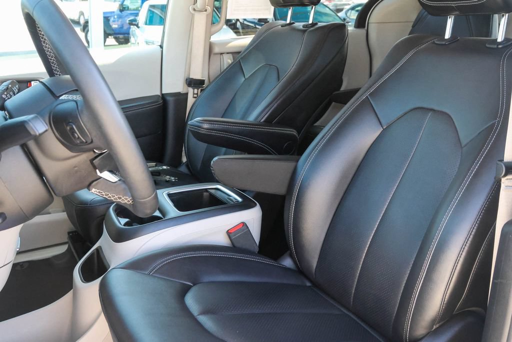 Used 2024 Chrysler Pacifica Touring-L FWD image 6