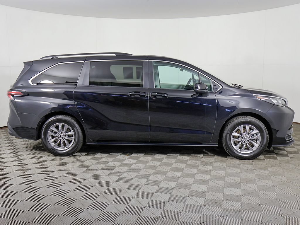 Used 2024 Toyota Sienna LE AWD/4WD image 17