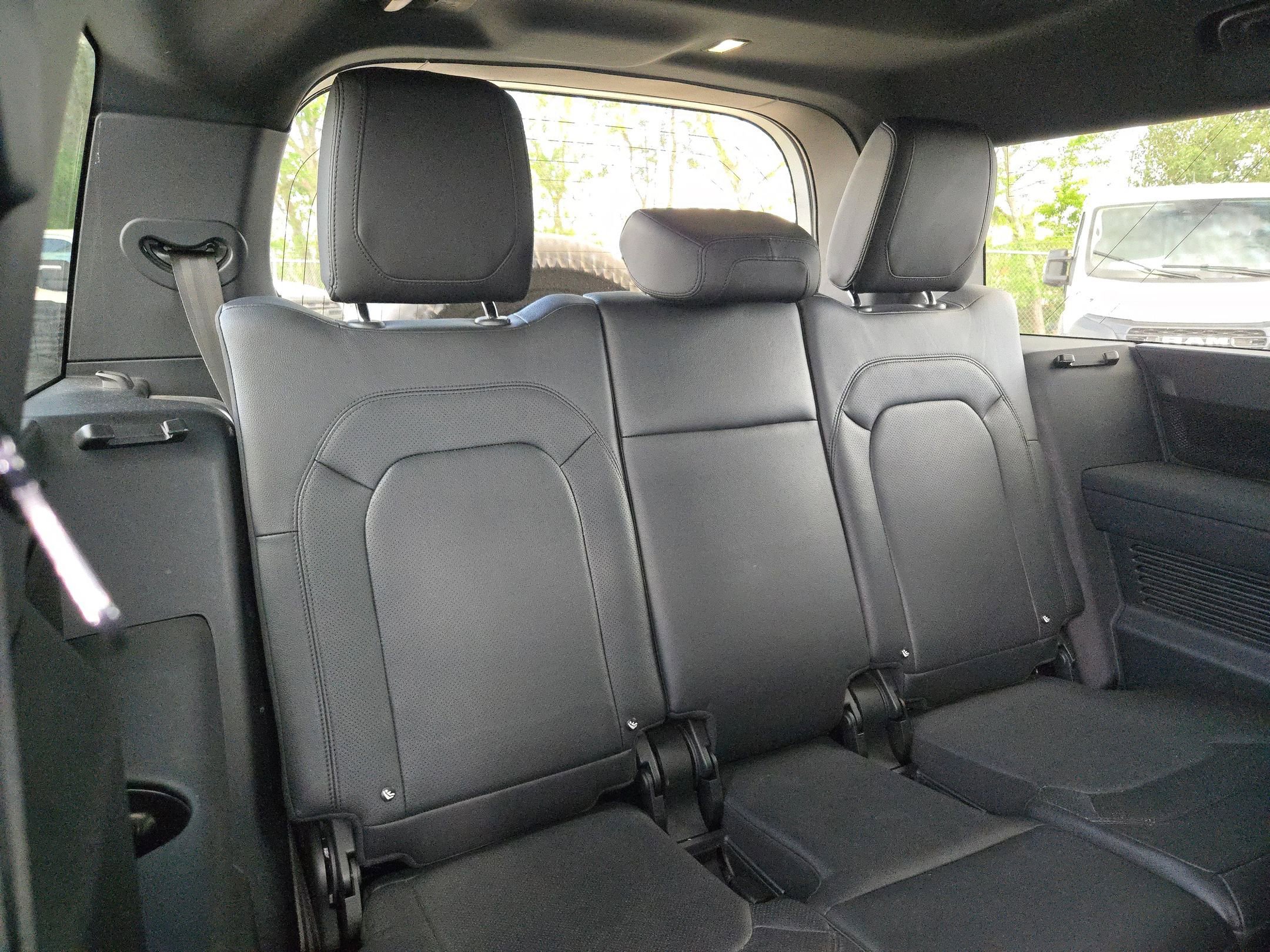 Used 2024 Land Rover Defender 130 X-Dynamic SE image 28