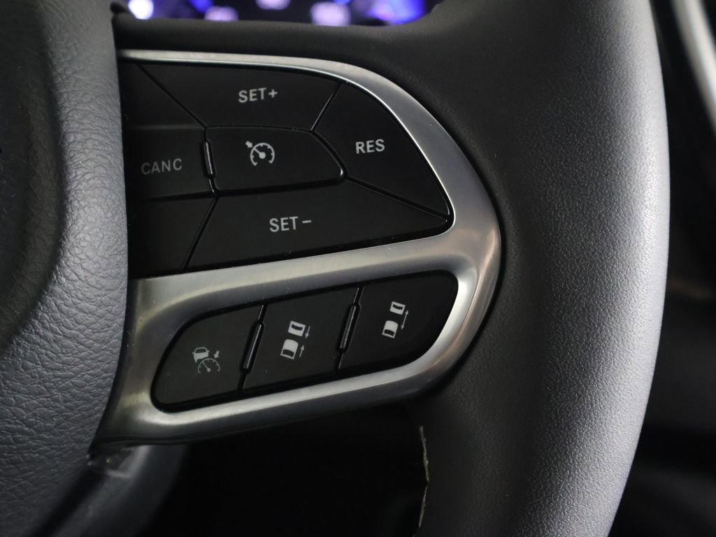 Used 2025 Chrysler Pacifica Select FWD image 40