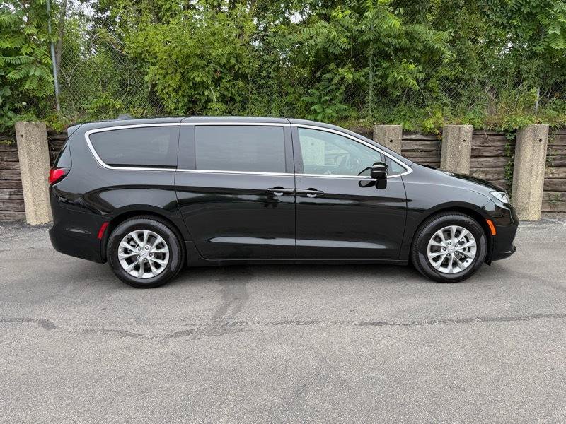 Used 2026 Chrysler Pacifica Limited FWD image 8
