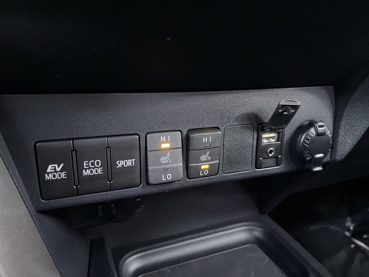 Used 2018 Toyota RAV4 Limited AWD/4WD image 29