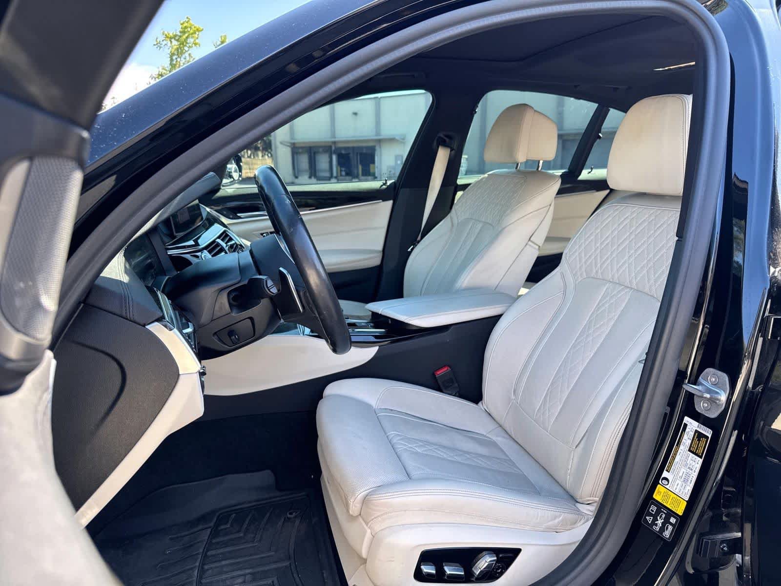 Used 2020 BMW M550i xDrive w/ Executive Package AWD/4WD image 4