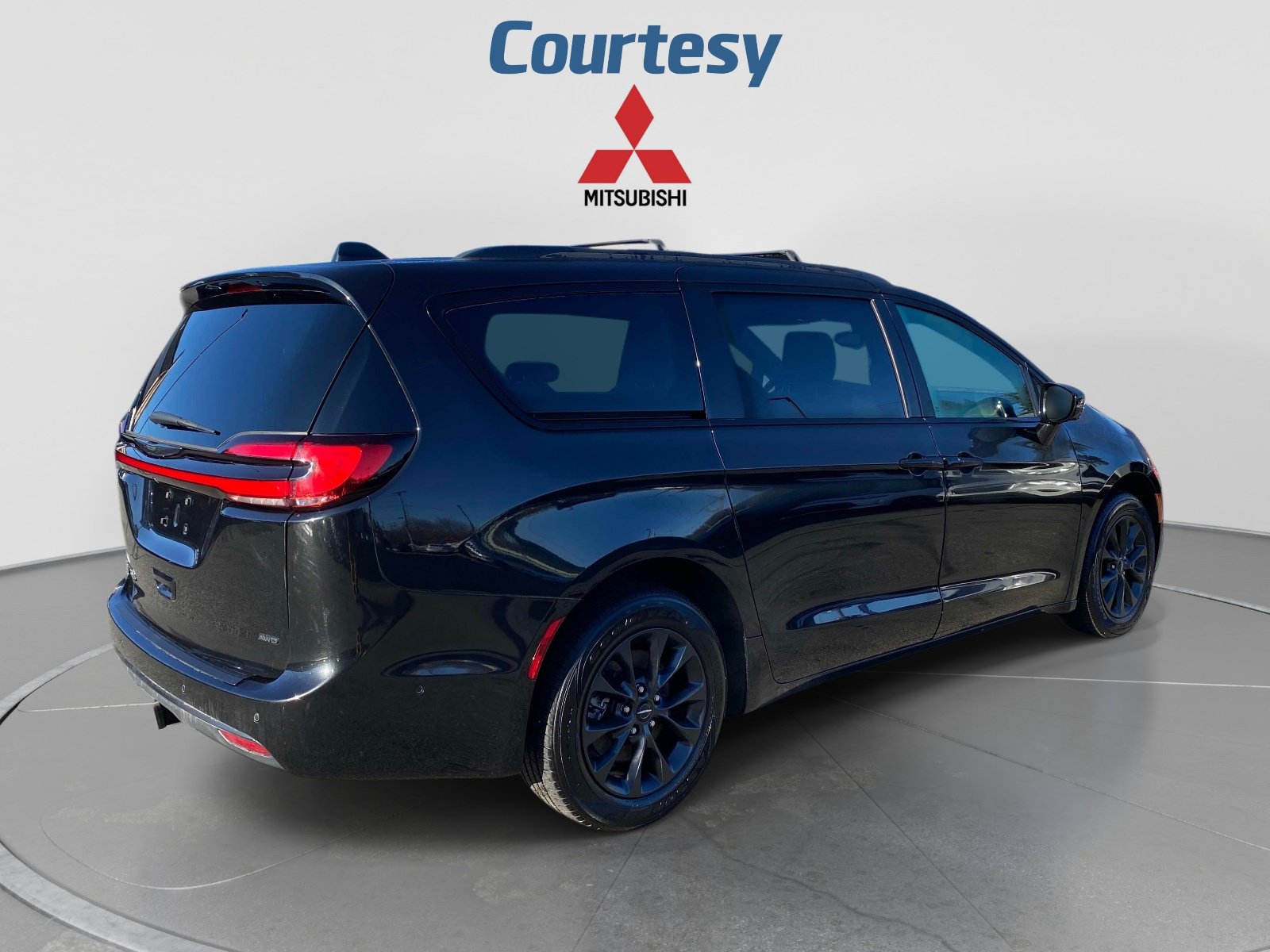 Used 2021 Chrysler Pacifica Touring-L w/ Premium & Safety Sphere Group AWD/4WD image 6