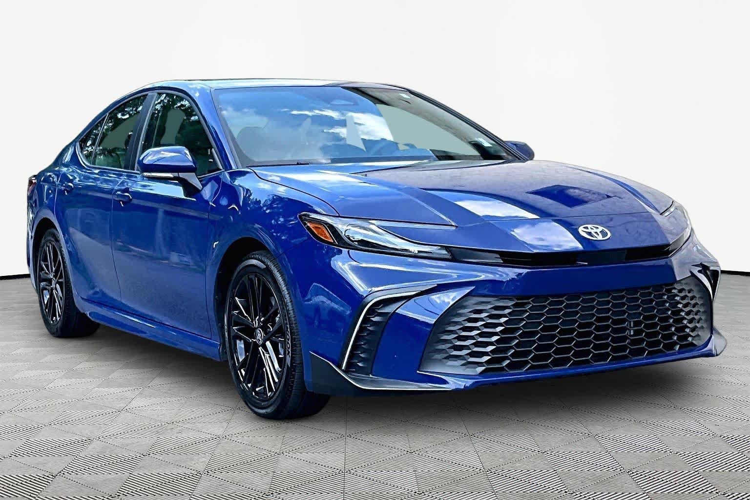 Used 2025 Toyota Camry SE w/ Convenience Package FWD image 3