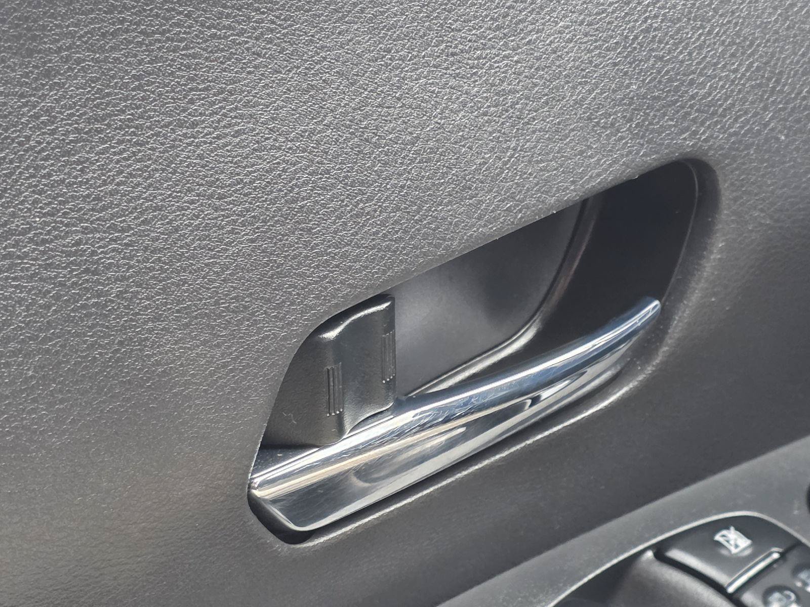 Used 2018 Nissan Kicks SV FWD image 10