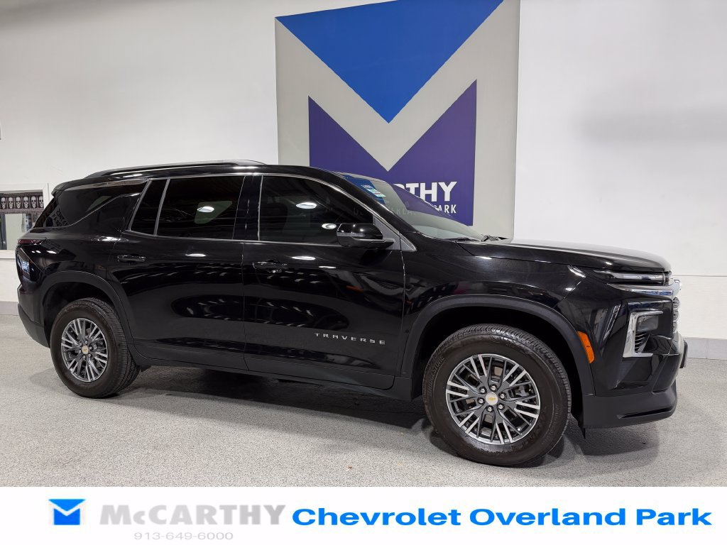 Used 2024 Chevrolet Traverse LT w/ Trailering Package FWD image 3