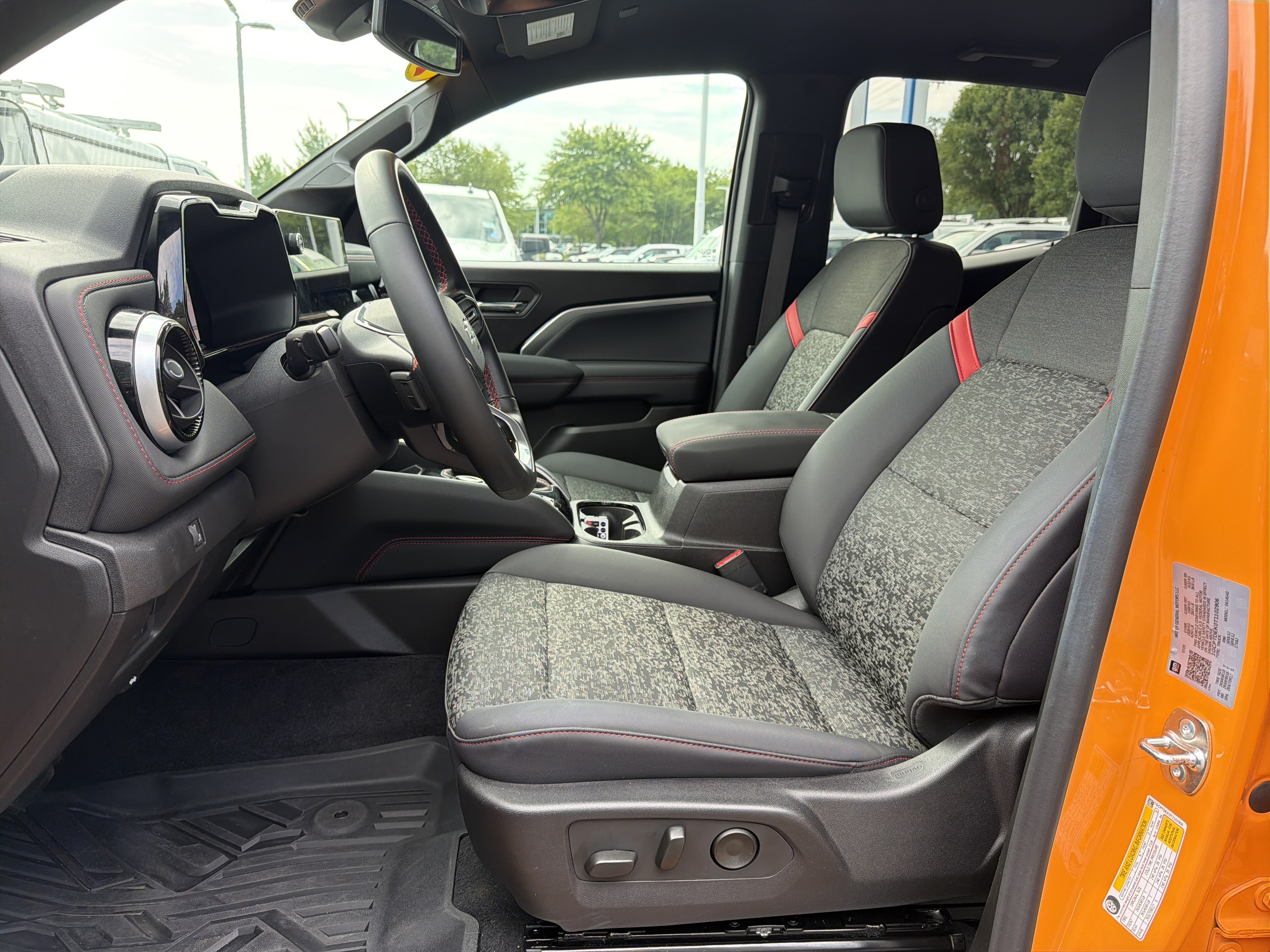 Used 2026 Chevrolet Colorado Z71 AWD/4WD image 16