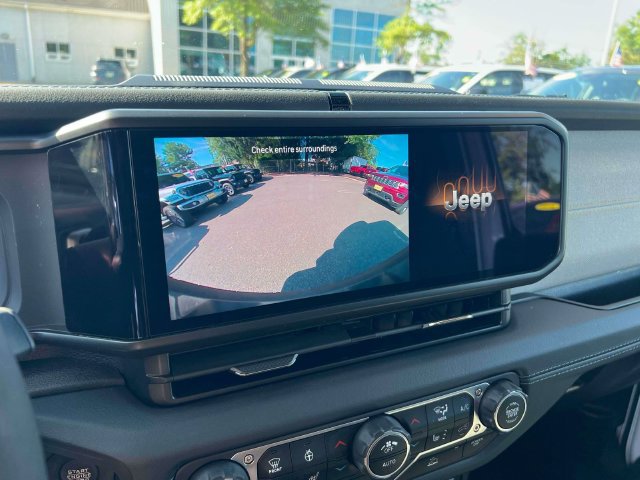 Used 2024 Jeep Wrangler Unlimited Sahara AWD/4WD image 9