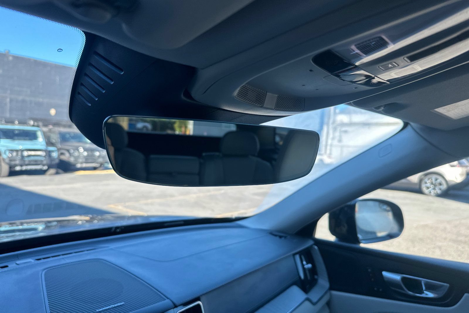 Certified 2024 Volvo XC60 T8 Ultimate w/ Protection Package Premier AWD/4WD image 30