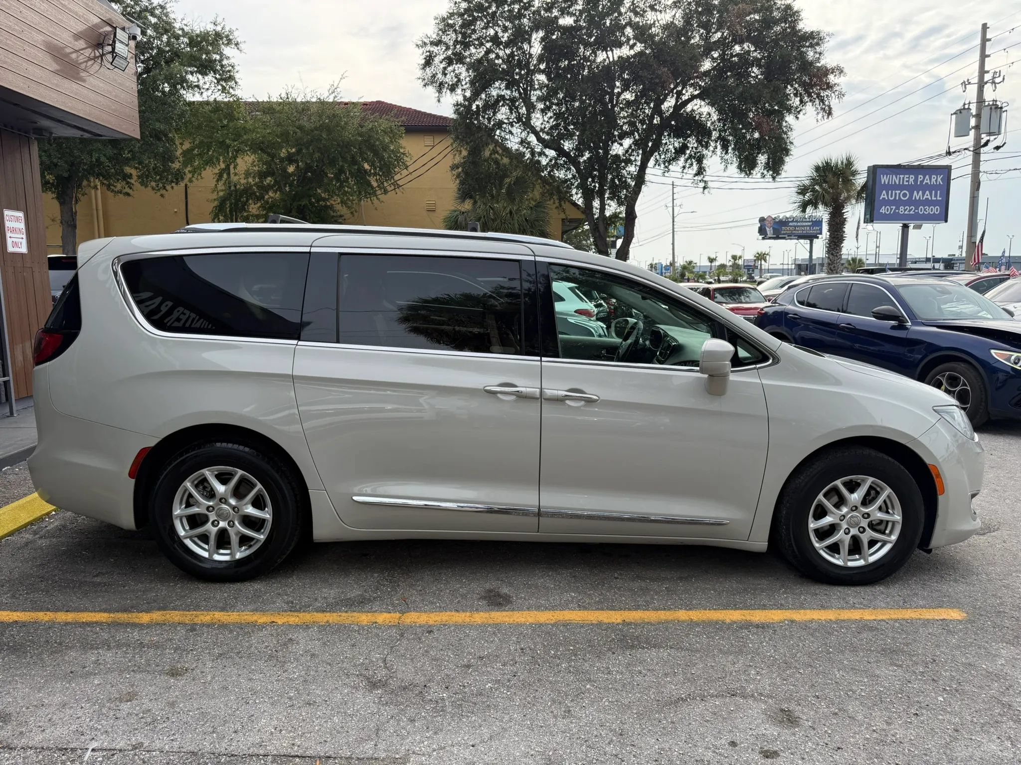 Used 2020 Chrysler Pacifica Touring-L FWD image 5