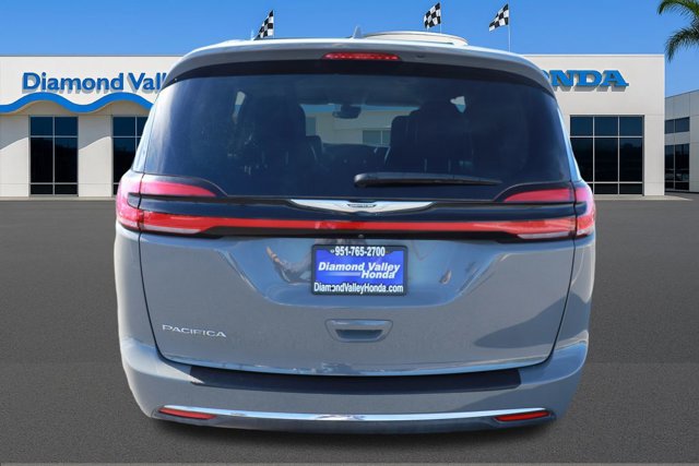 Used 2022 Chrysler Pacifica Touring-L image 5