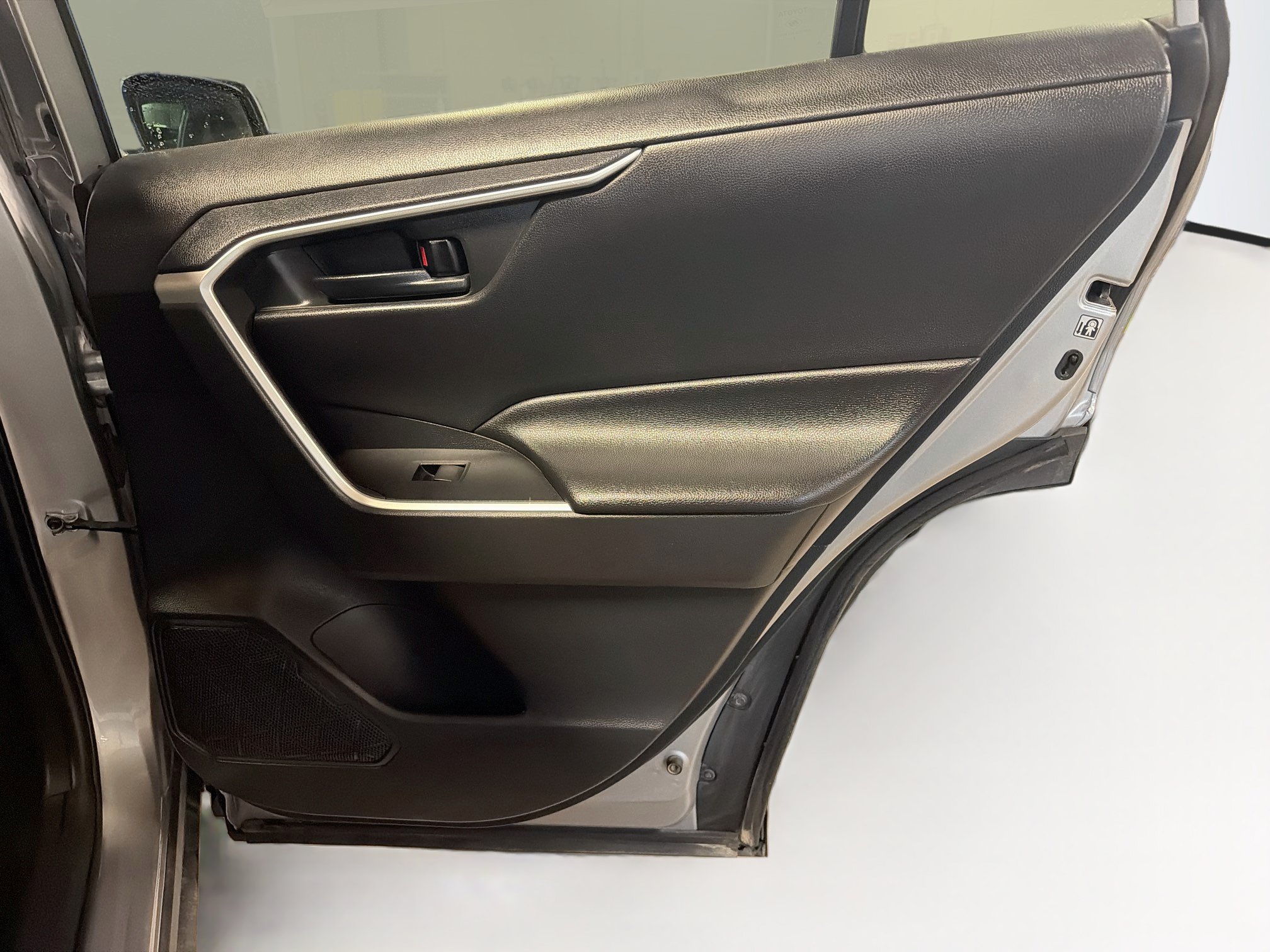 Used 2019 Toyota RAV4 LE AWD/4WD image 27