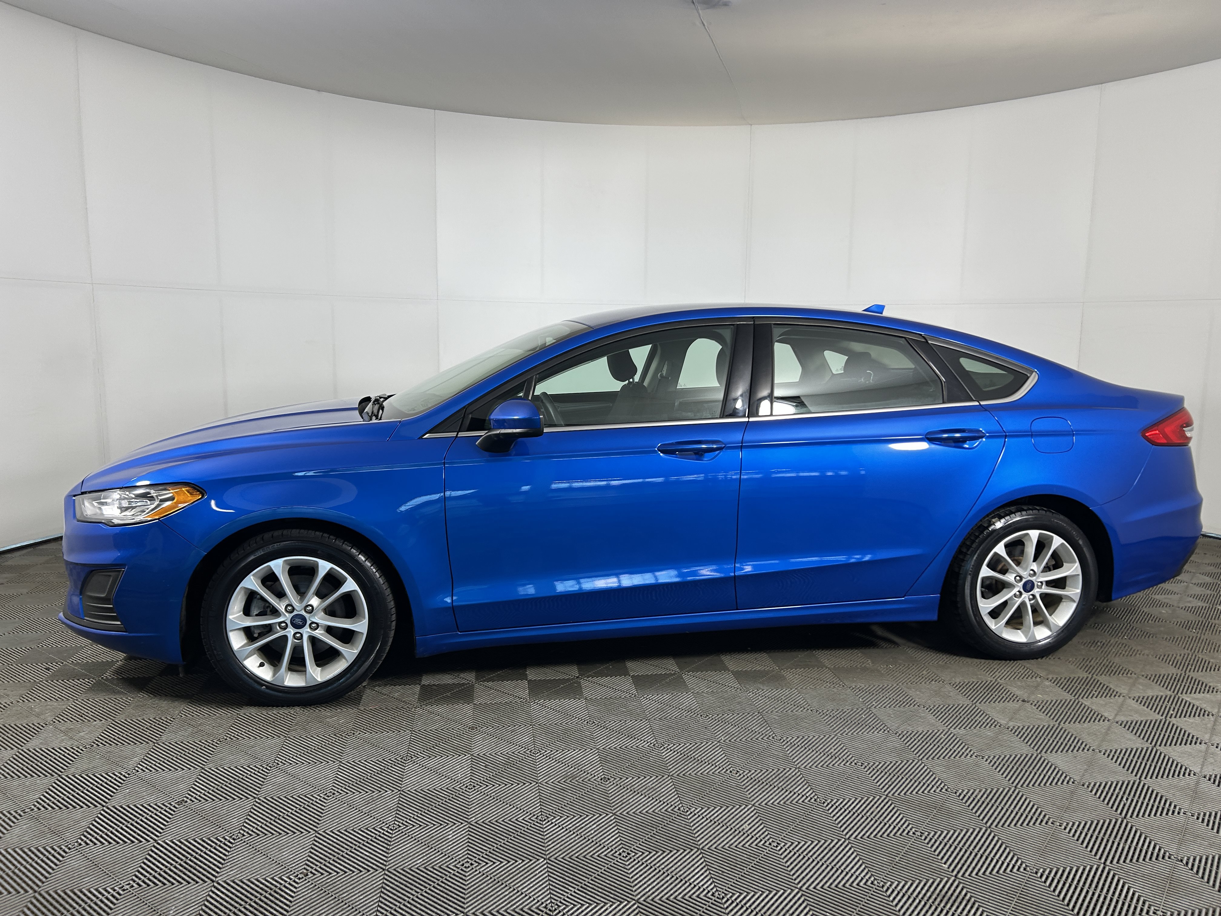 Used 2020 Ford Fusion SE FWD image 2