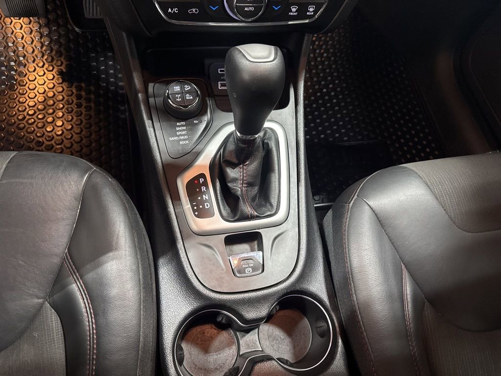 Used 2018 Jeep Cherokee Trailhawk w/ Comfort/Convenience Group image 13