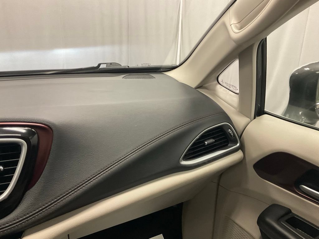 Used 2018 Chrysler Pacifica Limited w/ Advanced Safetytec Group FWD image 25