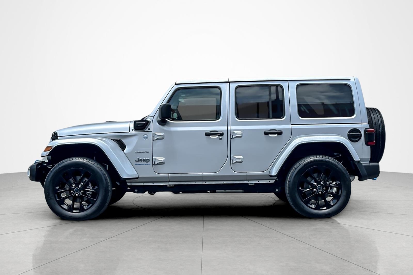 Used 2024 Jeep Wrangler Unlimited Sahara w/ Safety Group AWD/4WD image 2