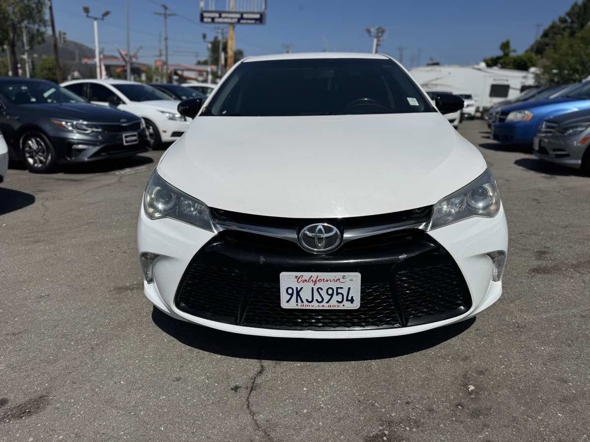 Used 2016 Toyota Camry SE image 2