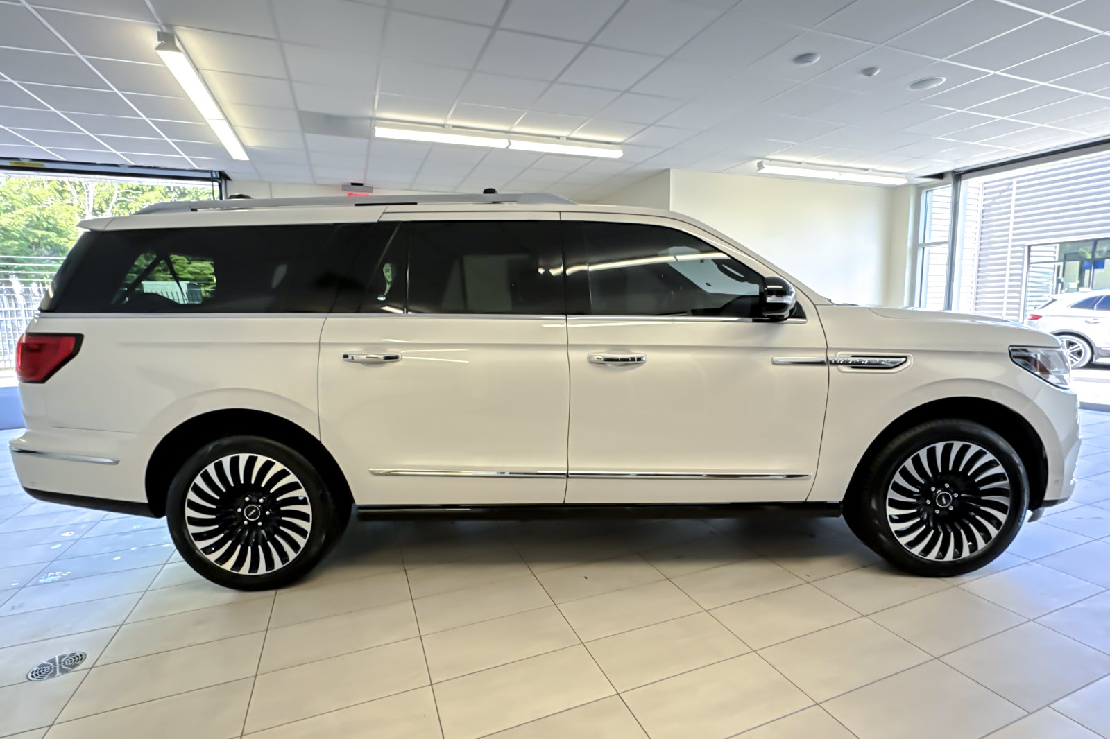 Used 2019 Lincoln Navigator L Reserve AWD/4WD image 3