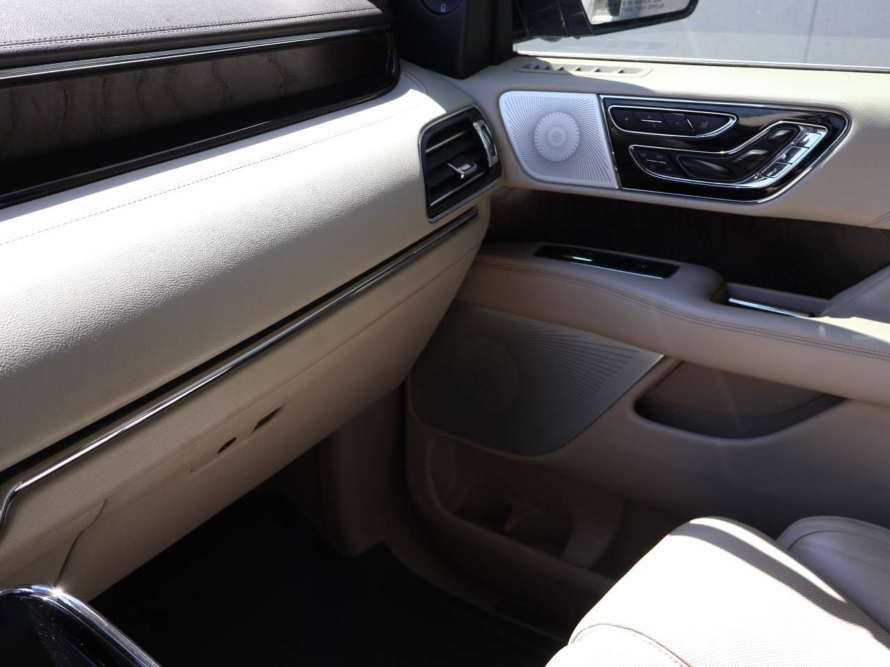 Used 2018 Lincoln Navigator L Reserve w/ Technology Package AWD/4WD image 17