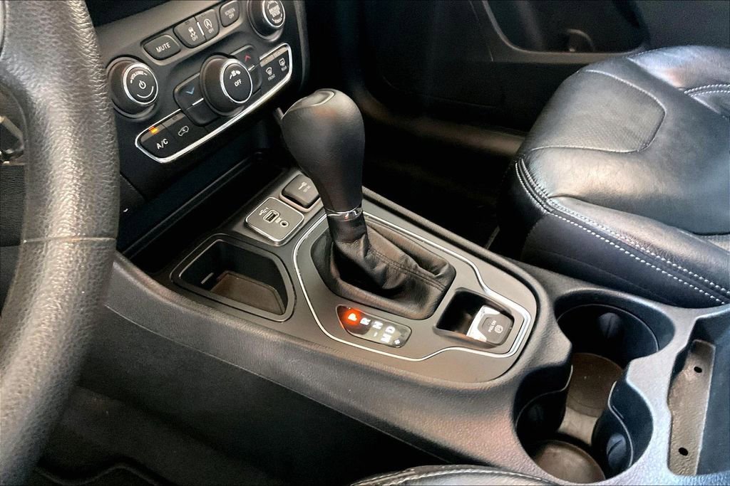 Used 2020 Jeep Cherokee Latitude FWD image 11