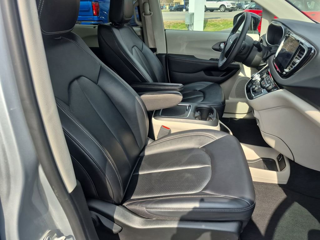 Used 2024 Chrysler Pacifica Touring-L FWD image 29