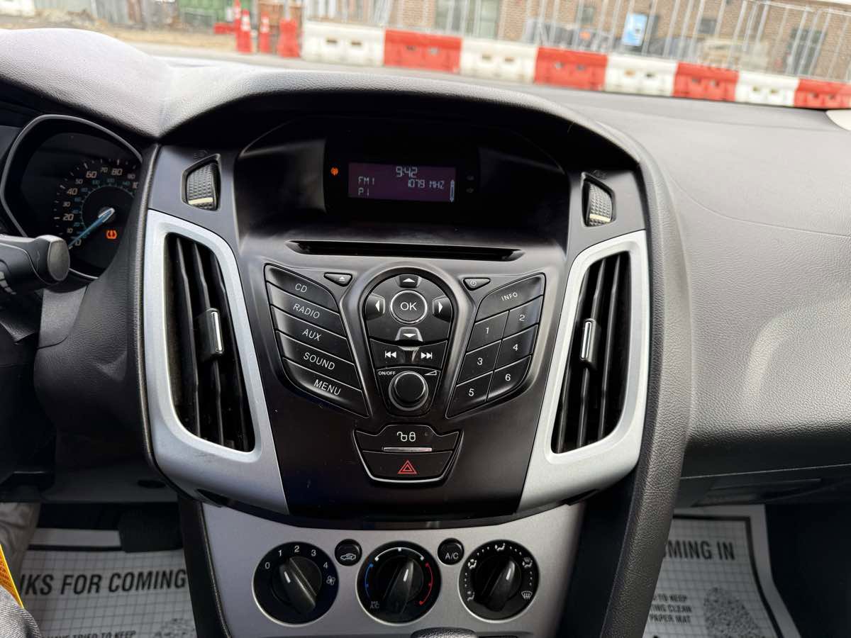 Used 2012 Ford Focus SE w/ SE Winter Pkg image 17