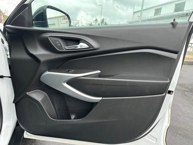 Used 2025 Chevrolet Trax RS w/ Sunroof Package FWD image 10