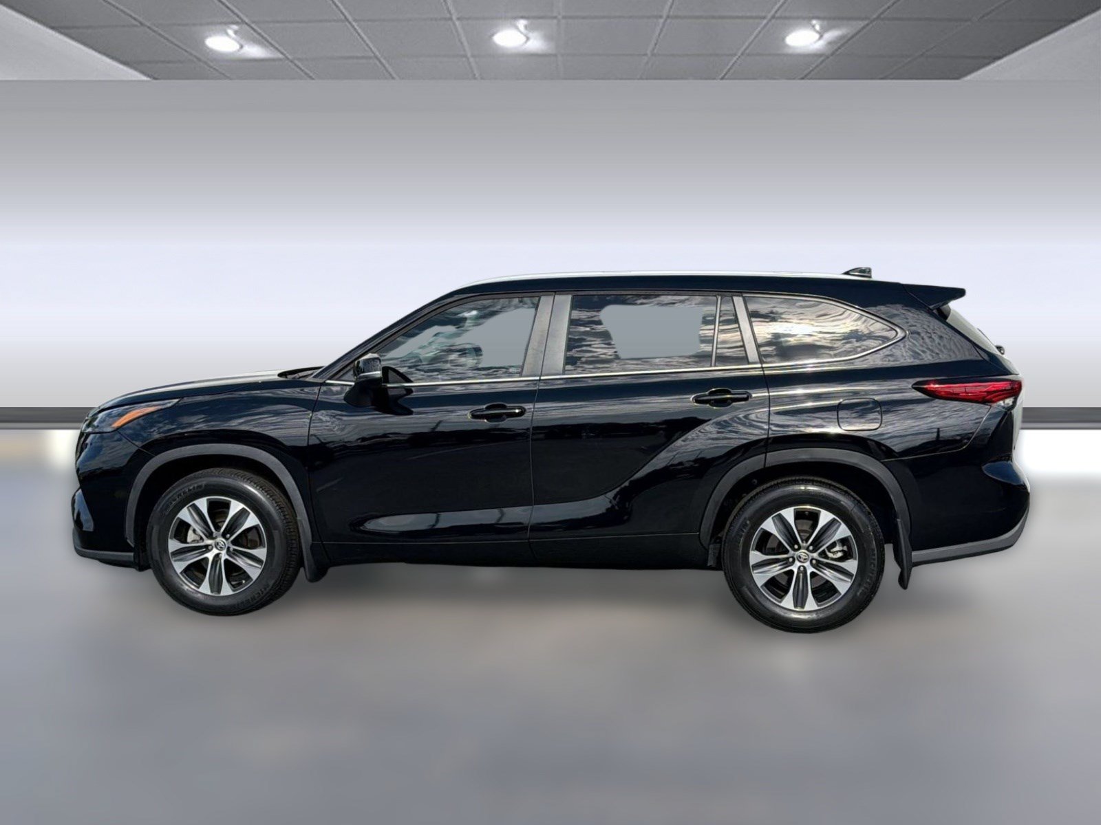 Used 2023 Toyota Highlander XLE FWD image 2