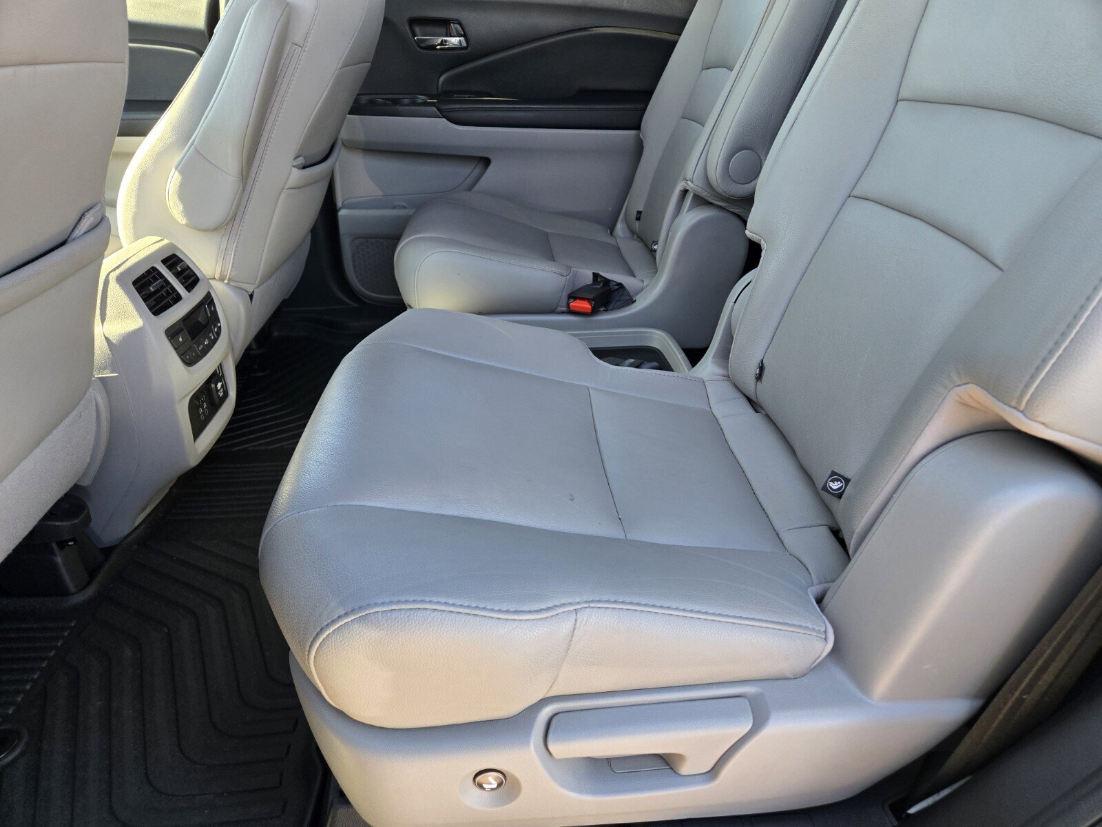 Used 2020 Honda Pilot Touring image 12