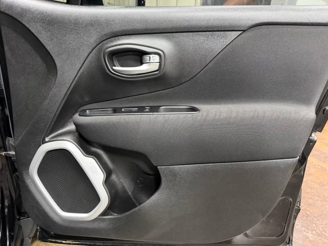 Used 2019 Jeep Renegade Latitude FWD image 24