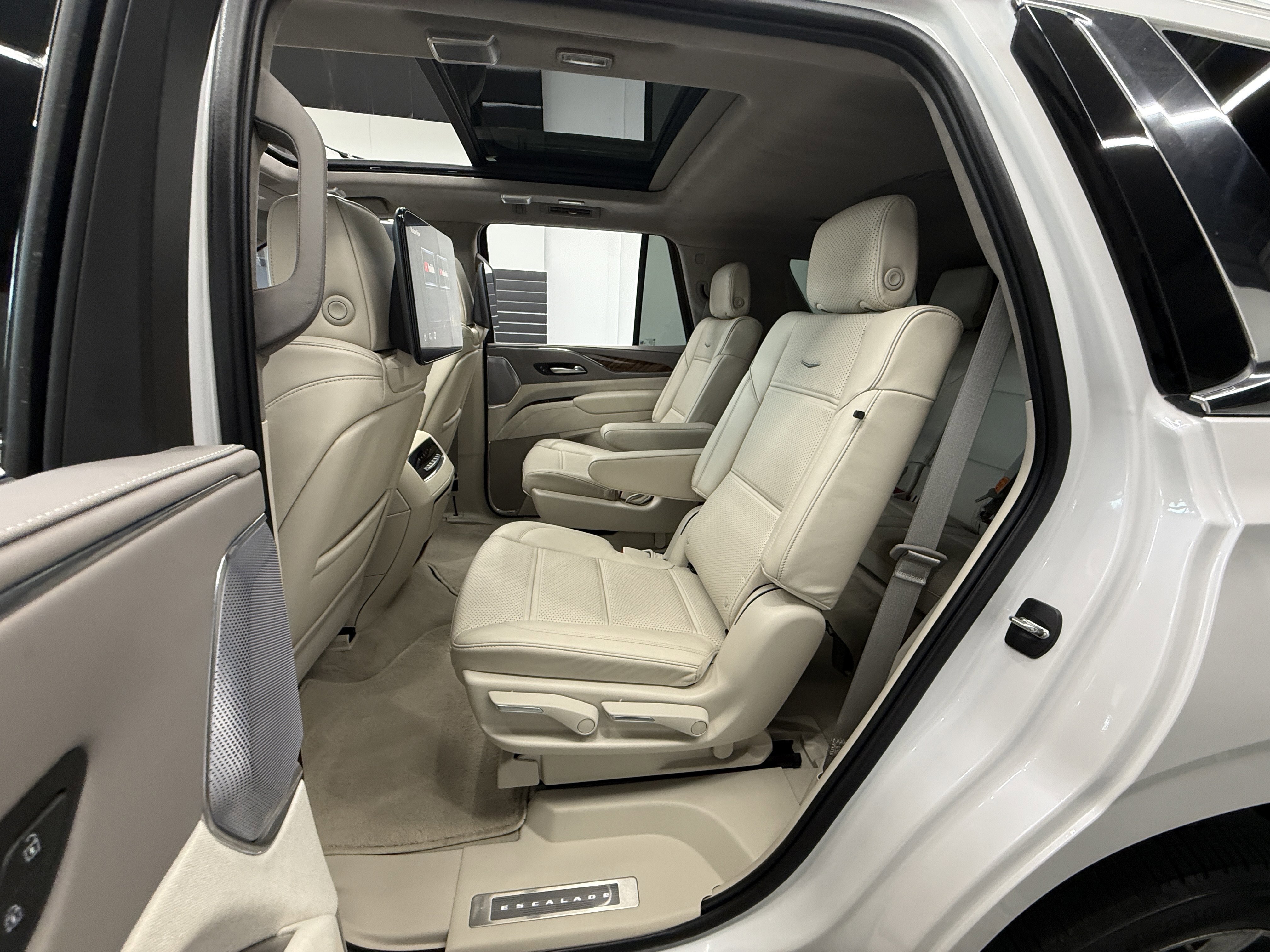 Used 2023 Cadillac Escalade Premium Luxury Platinum image 24