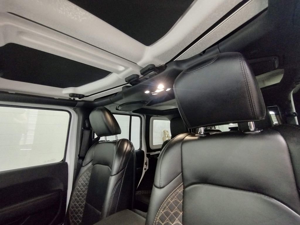 Used 2020 Jeep Wrangler Unlimited Sahara image 43