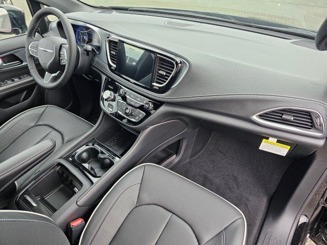 New 2026 Chrysler Pacifica Limited FWD image 11
