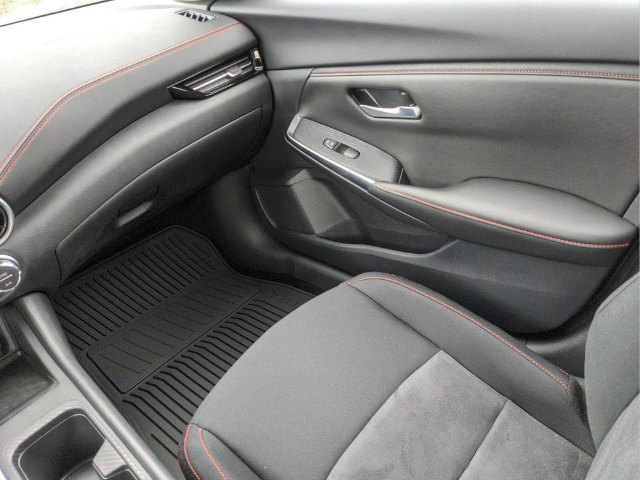 Certified 2025 Nissan Sentra SR FWD image 18