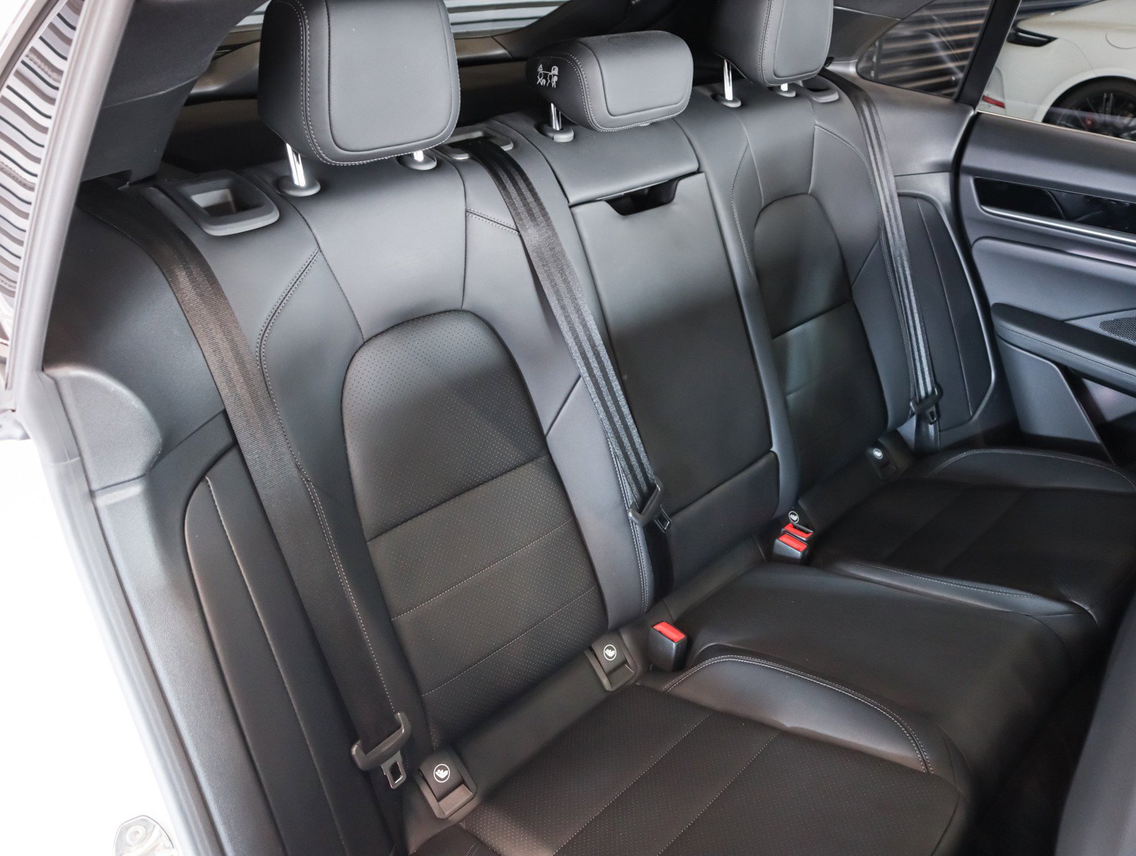 Certified 2025 Porsche Macan 4S Electric image 6