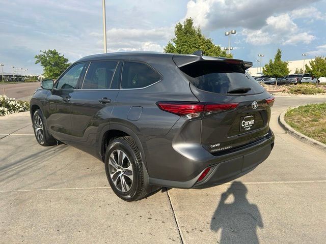 Used 2020 Toyota Highlander XLE AWD/4WD image 5
