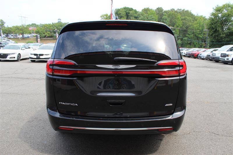 Used 2022 Chrysler Pacifica Touring-L w/ Uconnect Theater Family Group AWD/4WD image 4