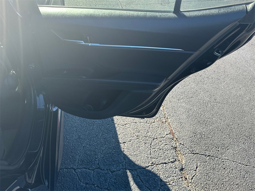 Used 2020 Toyota Camry SE w/ Sunroof Package image 16