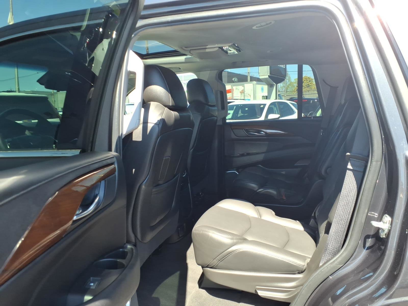Used 2019 Cadillac Escalade Luxury AWD/4WD image 15