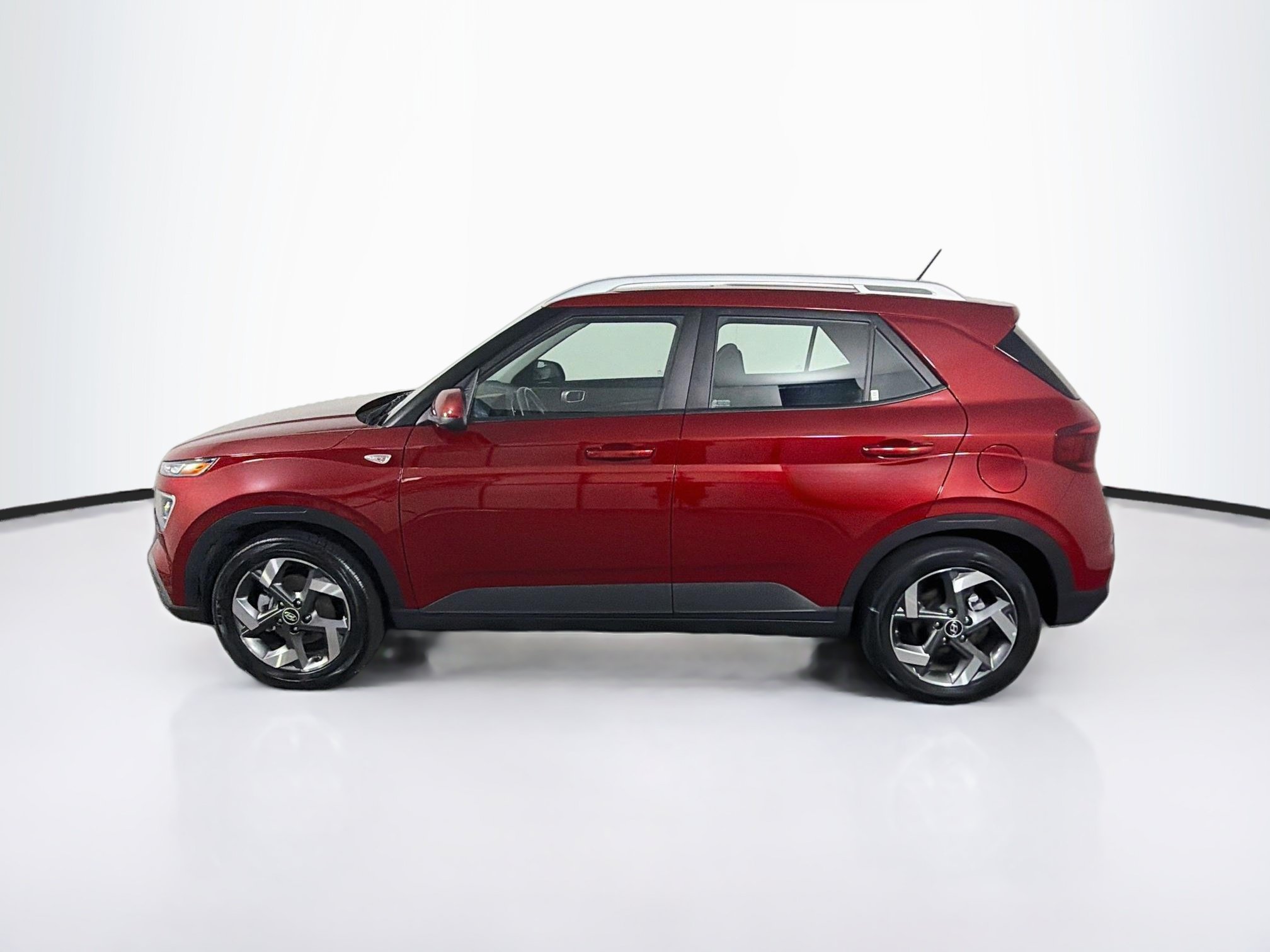 Used 2025 Hyundai Venue SEL FWD image 4