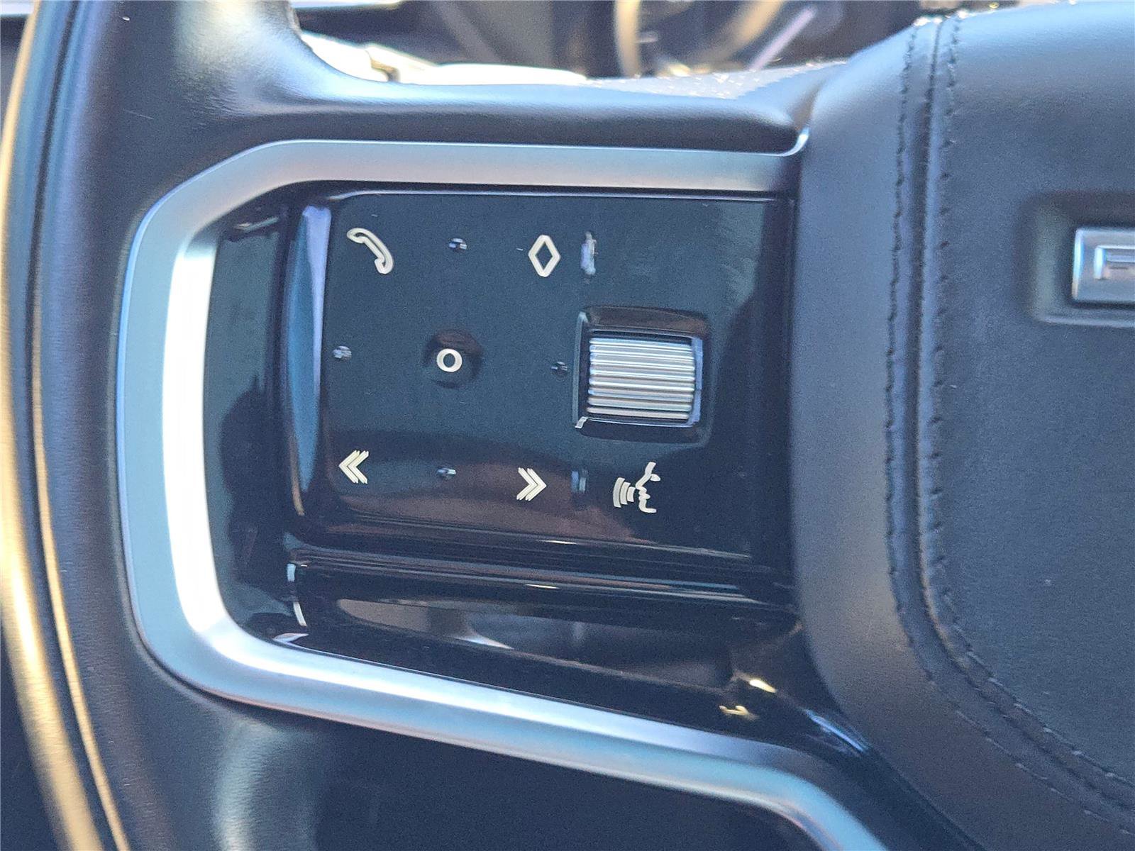 Used 2021 Land Rover Range Rover Velar R-Dynamic S image 32