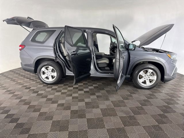 Used 2023 Honda Pilot LX image 16