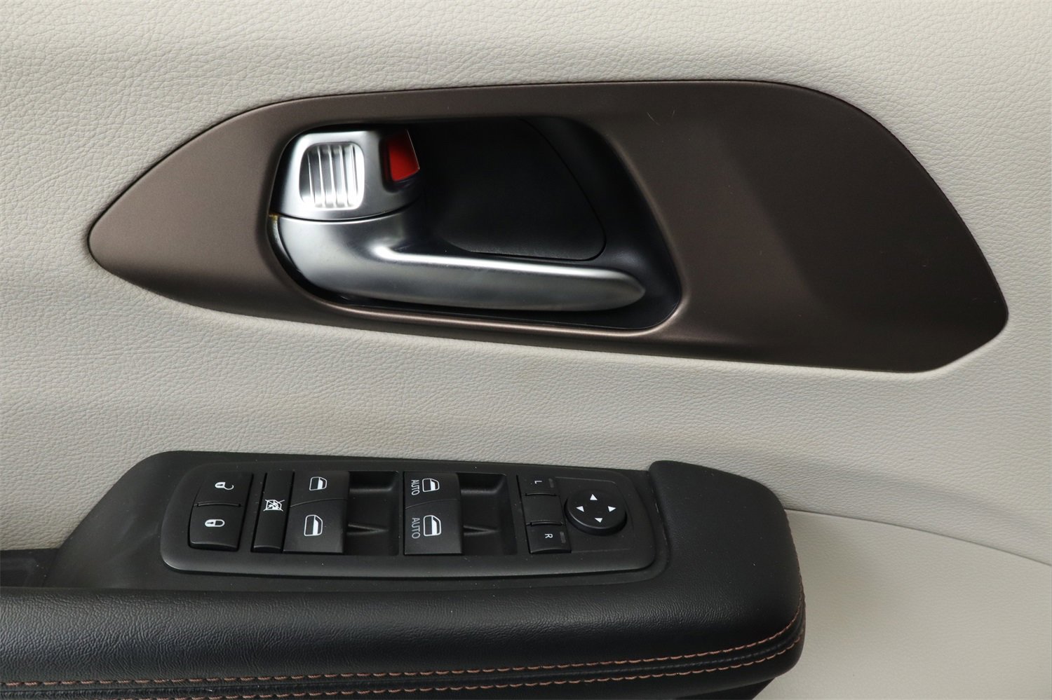 Used 2019 Chrysler Pacifica Touring-L image 14