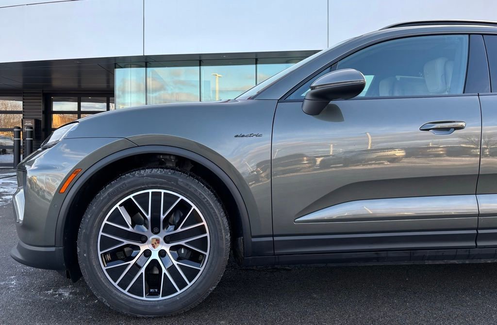 New 2025 Porsche Macan 4 Electric image 30