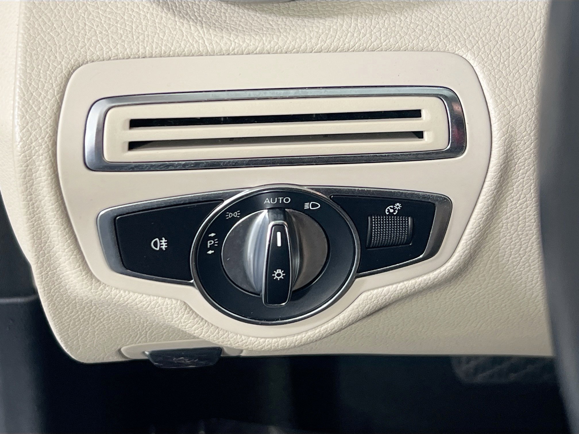 Used 2019 Mercedes-Benz C 300 4MATIC Sedan image 10