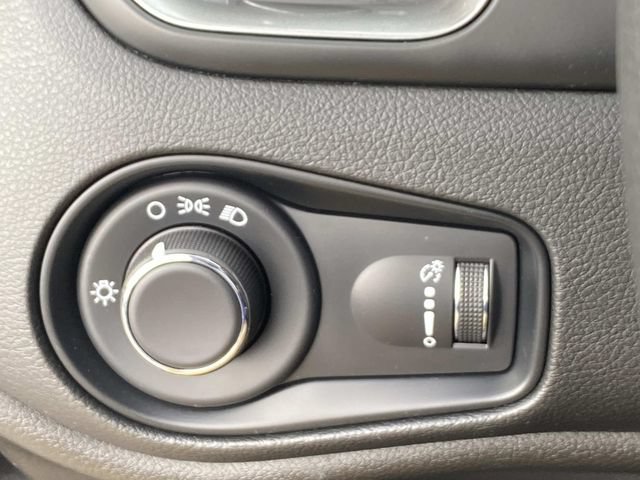 Used 2023 Jeep Renegade Latitude AWD/4WD image 17