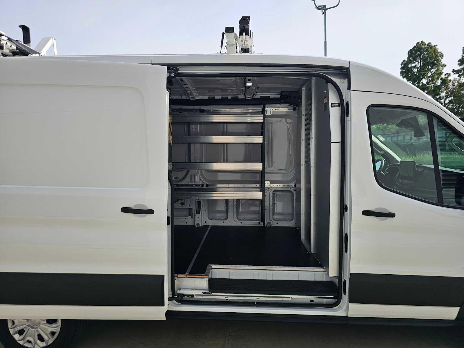 Used 2023 Ford E-Transit Medium Roof image 12