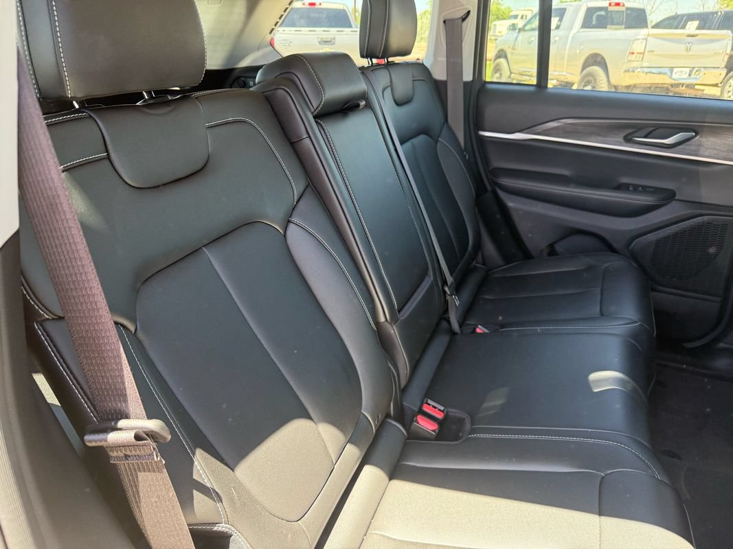 Used 2023 Jeep Grand Cherokee Limited w/ Trailer Tow Prep Group (B) AWD/4WD image 22