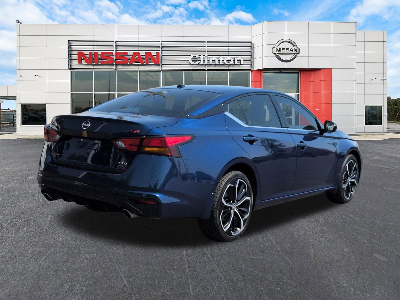Used 2024 Nissan Altima 2.5 SR w/ SR Premium Package AWD/4WD image 3